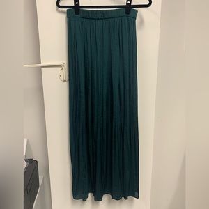 Zara Pleated hunter green maxi skirt. Ready for any season!